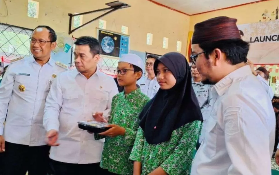 Wamendes PDTT Ahmad Riza Patria melakukan peninjauan sekaligus penyerahan simbolis makan siang gratis . (PMJ/Ist).
