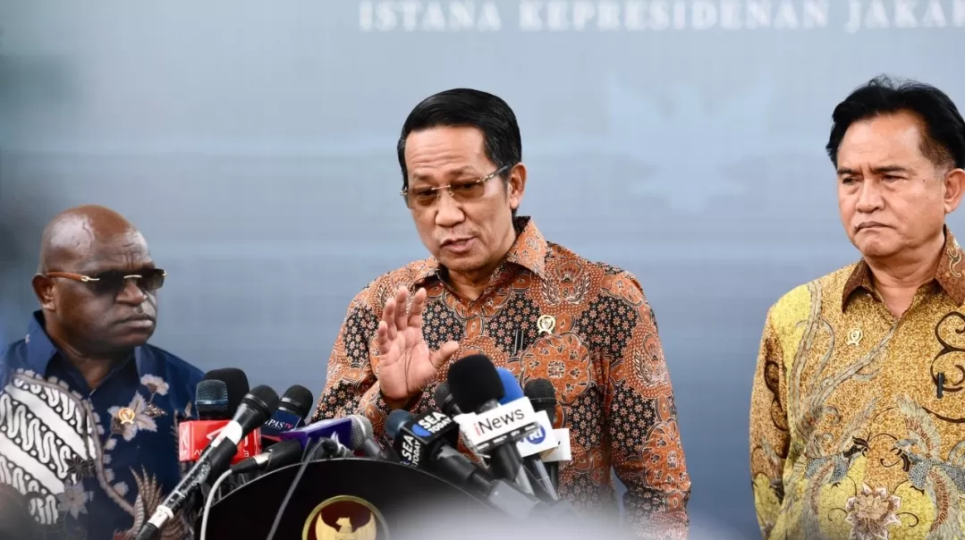 Menteri Hukum Supratman Andi Agtas memberikan keterangan pers kepada awak media usai rapat di kompleks Istana Kepresidenan Jakarta, pada Jumat, 13 Desember 2024. Foto: BPMI Setpres