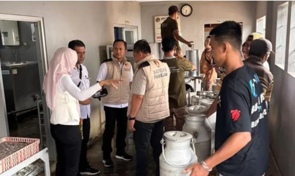 Satgas Pangan Polri melakukan monitoring keamanan, mutu dan penyerapan susu segar di wilayah Jawa Timur dan Jawa Tengah. (Foto: PMJ News)