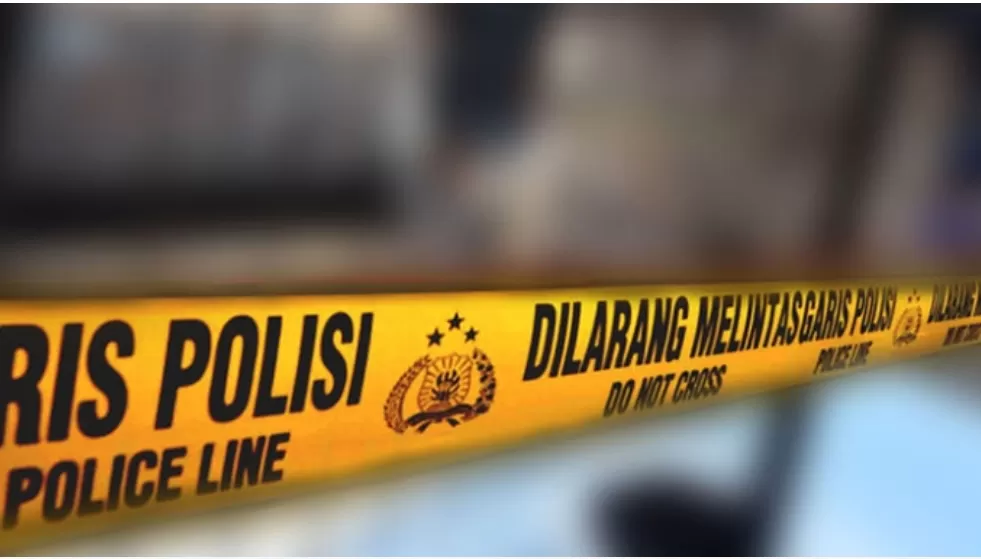 Petugas memasang garis polisi di lokasi. (Foto: Kolase PMJ News)