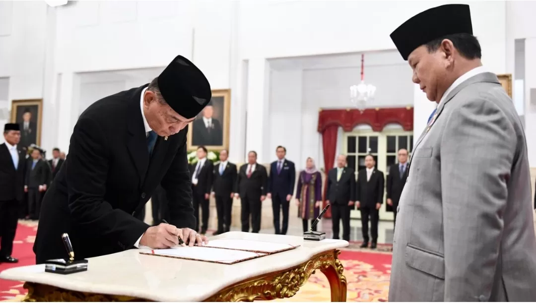Presiden Prabowo  mengangkat Menhan Sjafrie Sjamsoeddin sebagai Ketua Harian Dewan Pertahanan Nasional dan Wamenhan Donny Ermawan Taufanto sebagai Sekretaris Dewan Pertahanan Nasional di Istana Negara (Foto: BPMI Setpres/Cahyo)