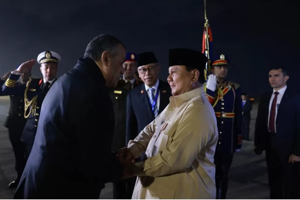 Presiden Prabowo tiba di Bandara Internasional Kairo, Mesir, disambut oleh Menteri Negara Urusan Produksi Militer Mesir Mayjen Muhamad Solah, pada Selasa (17/12/2024). (Foto: BPMI Setpres/Rusman)