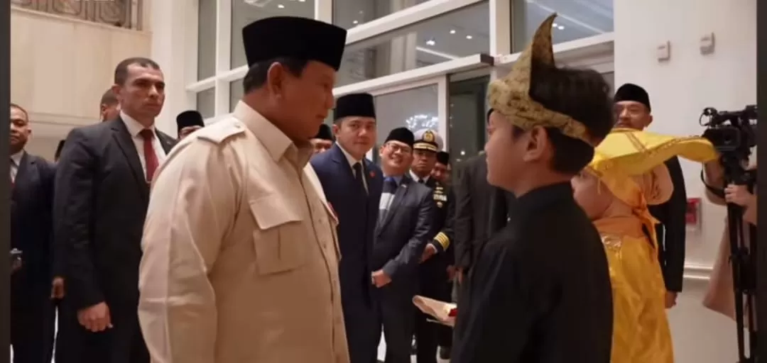 Presiden Prabowo Subianto disambut senang dan gembira oleh murid SD WNI yang berada di Kairo, Mesir. Para murid mengenakan pakaian adat Sumatera Barat.
