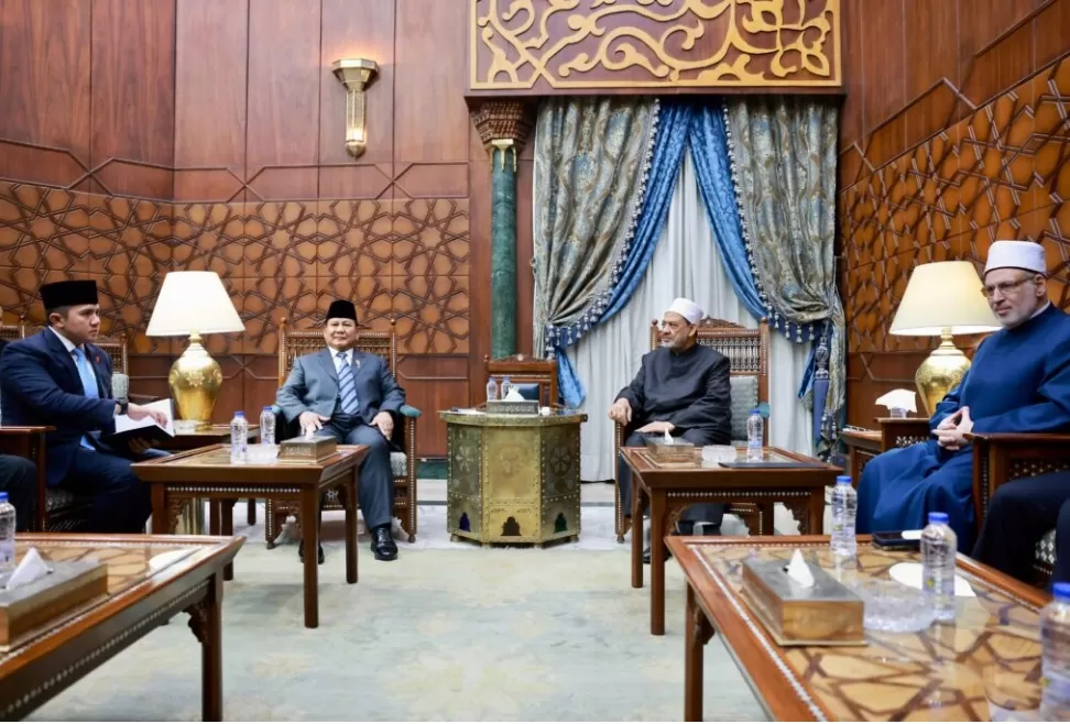 Presiden Prabowo Subianto melakukan pertemuan dengan Grand Syekh Al-Azhar, Imam Akbar Ahmed Al-Tayeb, di Mashiaket Al-Azhar, Kairo, pada Rabu (18/12/2024). (Foto: BPMI Setpres/Rian)