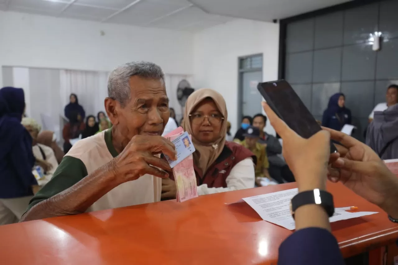 Ilustrasi. Masyarakat saat mendapatkan manfaat bantuan dari Kemensos. (Foto: kemensos.go.id)