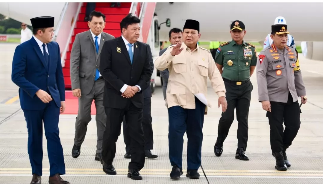 Presiden Prabowo Subianto tiba di Pangkalan TNI AU Halim Perdanakusuma, Jakarta, pada Senin, 23 Desember 2024, sekitar pukul 10.45 WIB. Foto: BPMI Setpres/Cahyo