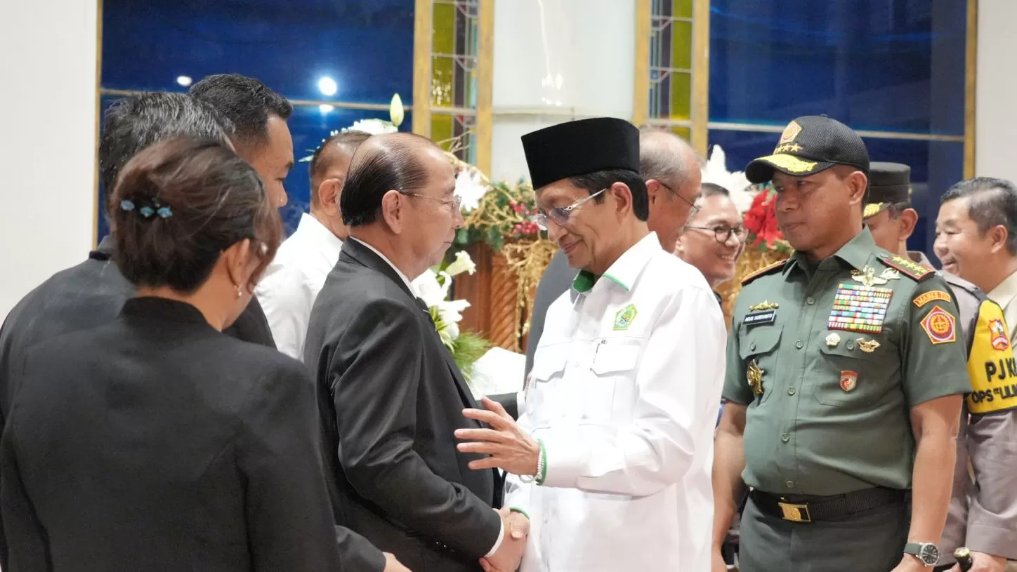 Menag sapa umat Kristiani saat meninjau gereja. (Foto: kemenag.go.id)