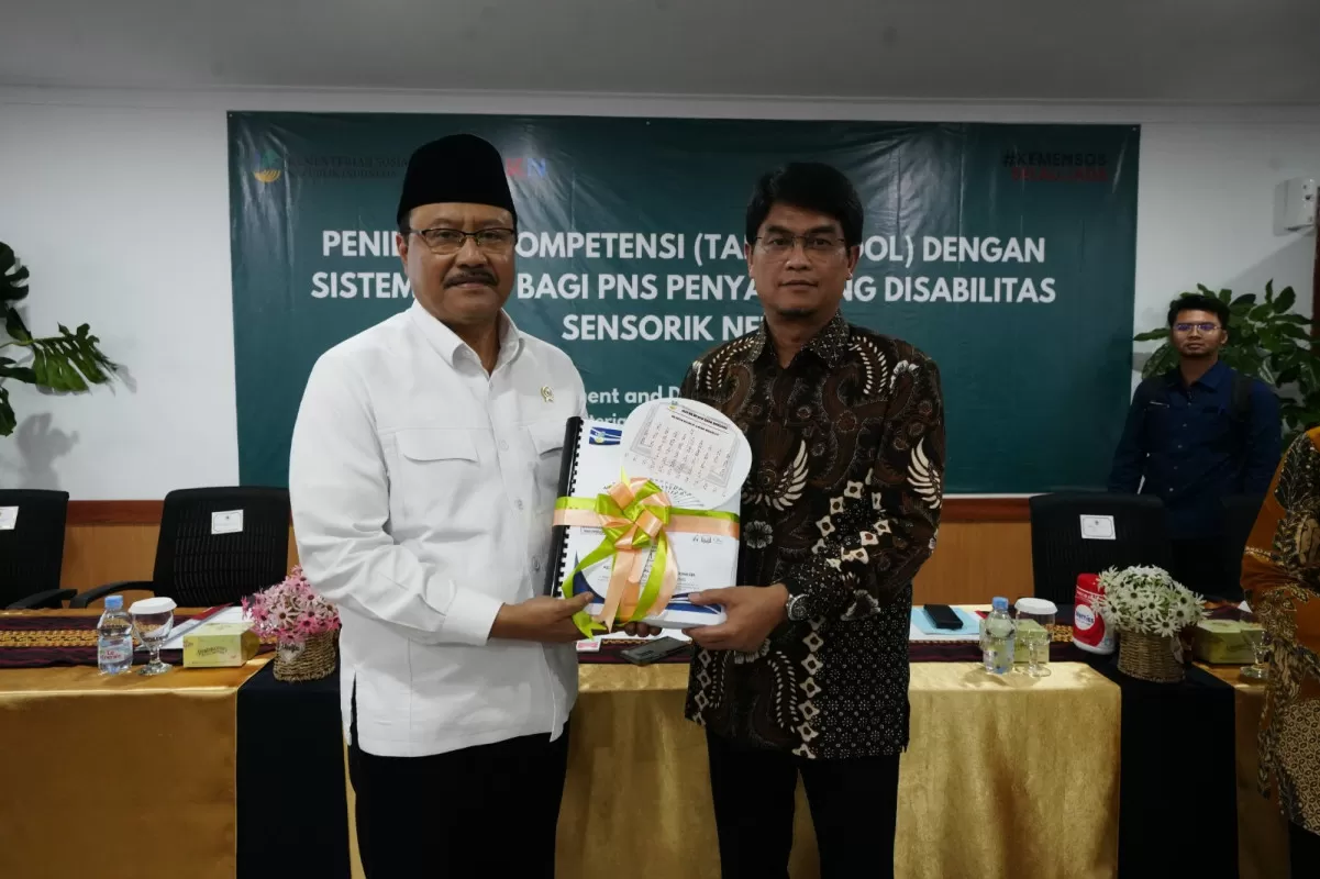 Mensos Saifullah Yusuf bersama Plt Kepala BKN Haryomo Dwi Putranto meninjau pelaksanaan CACT Text2Voice bagi ASN disabilitas netra di Gedung Cawang Kencana, Jakarta Timur. (Foto: kemensos.go.id)
