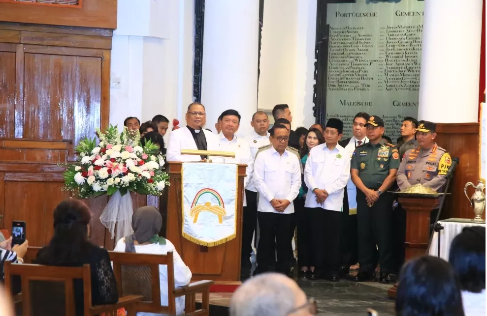Kapolri Jenderal Listyo Sigit Prabowo, Panglima TNI Jenderal TNI Agus Subiyanto, serta jajaran Menteri saat memantau pengamanan di salah satu Gereja. (Foto: tribratanews.polri.go.id)