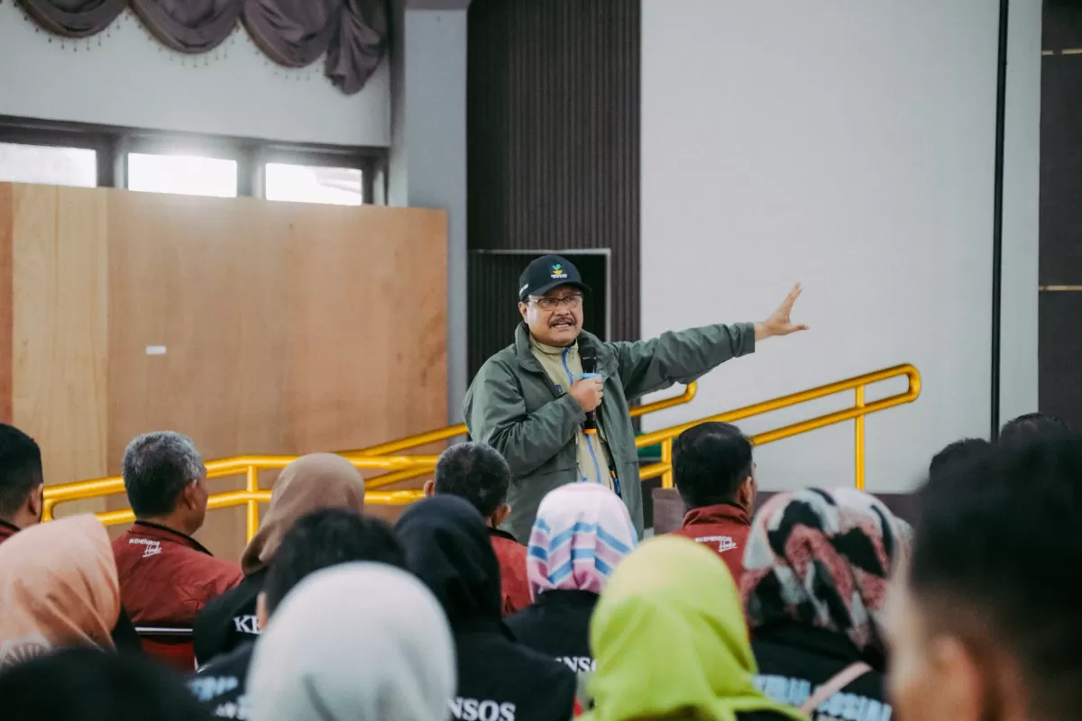 **Keterangan Foto:**   Menteri Sosial Saifullah Yusuf memberikan arahan kepada pilar sosial di Makassar terkait percepatan integrasi data dan pemberdayaan sosial. (Foto: kemensos.go.id)