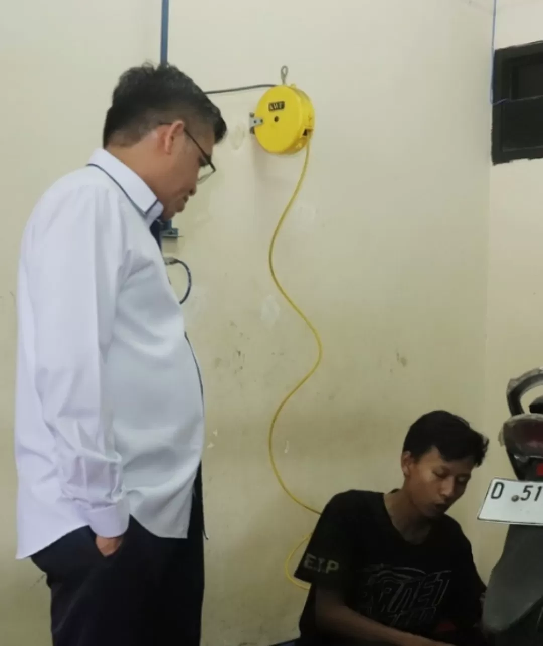 Menteri Ketenagakerjaan, Yassierli, saat mengunjungi program Servis kendaraan gratis di BBPVP Bandung. (Foto: kemnaker.go.id)