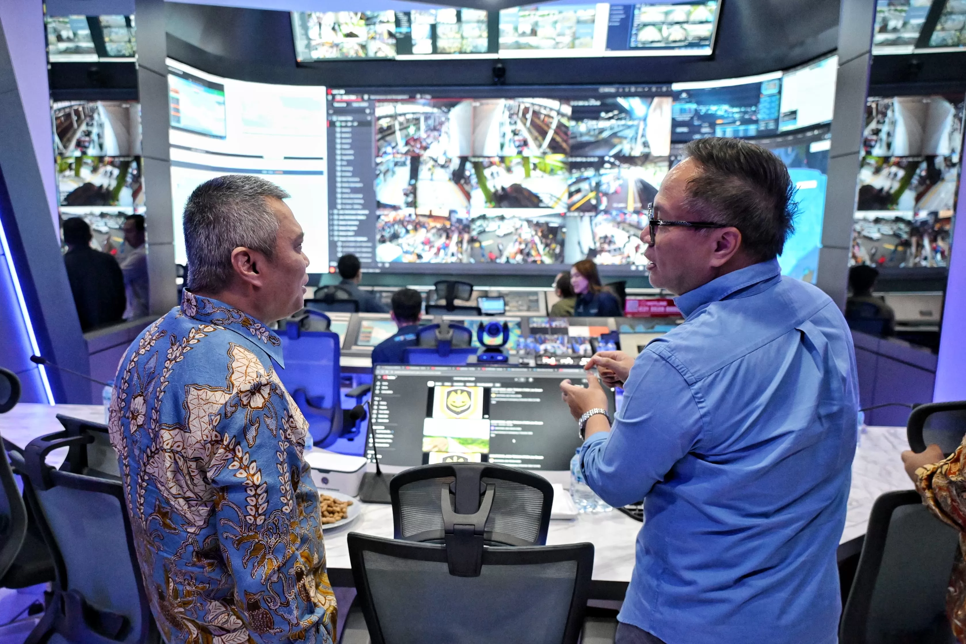 Menteri Perhubungan Dudy Purwagandhi memantau pergerakan transportasi melalui layar pantauan Pusintrans di Kantor Pusat Kemenhub, Jakarta. (Foto: dephub.go.id)