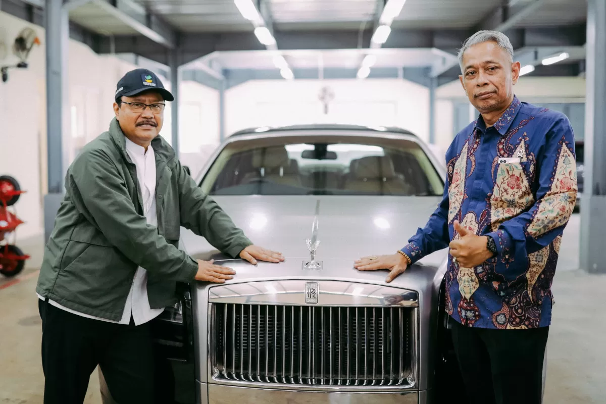 Menteri Sosial Saifullah Yusuf meninjau Gudang Hadiah Tak Tertebak (HTT) yang berisi barang mewah senilai Rp18 miliar. (Foto: kemensos.go.id)