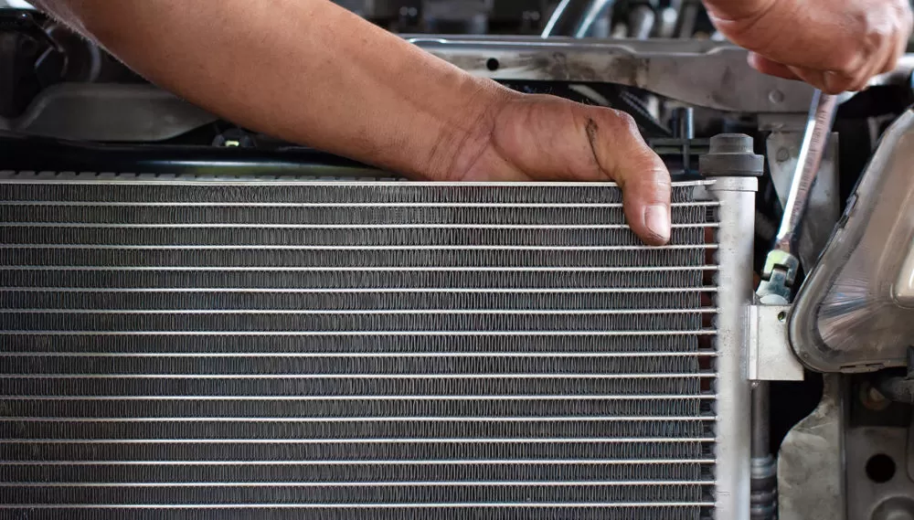 Ilustrasi. Kisi-kisi kondensor AC mobil yang dibersihkan untuk memastikan performa optimal dan aliran udara yang lancar. (Foto: wuling.id)