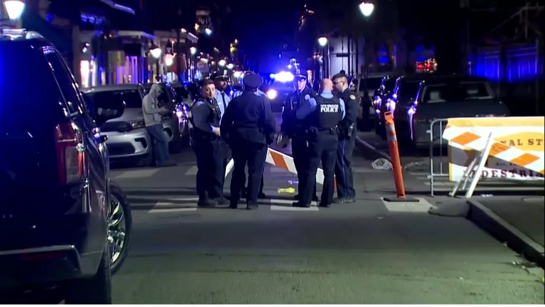 Polisi menyelidiki lokasi serangan truk di French Quarter, New Orleans, yang menewaskan 15 orang pada Hari Tahun Baru. (Foto: reuters.com)
