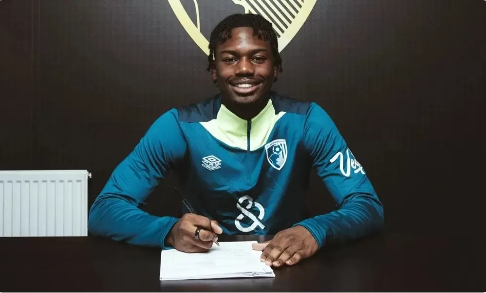 Matai Akinmboni mengenakan seragam Bournemouth dengan nomor 45 saat penandatanganan kontrak. (Foto: premierleague.com)