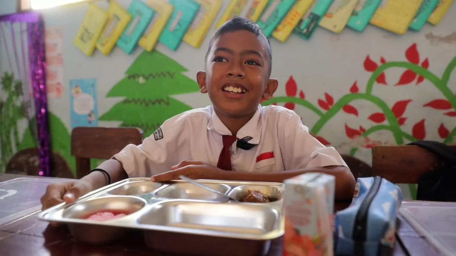 Senyum lebar siswa SD yang menikmati makan bergizi gratis secara serentak di 26 provinsi.