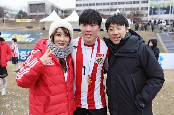 Pelatih Shin Tae-yong (STY) bersama keluarganya saat menikmati kebersamaan. Sebagaimana diketahui, Ketua Umum PSSI Erick Thohir memecat STY sebagai Pelatih Tim Garuda, dan disampaikan saat Konpers.