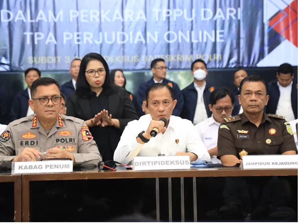Kepala Dirtipideksus Bareskrim Polri, Brigjen Pol Helfi Assegaf, menjelaskan kasus pencucian uang dalam konferensi pers. (Foto dok. TBNews)