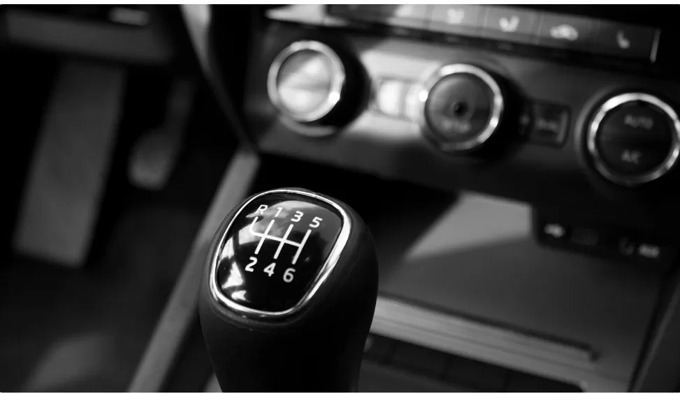 Ilustrasi. Berbeda dengan mobil matic, pengemudi mobil manual harus fokus mengganti gigi sambil mengontrol kopling dan gas. (Foto: wuling.id)