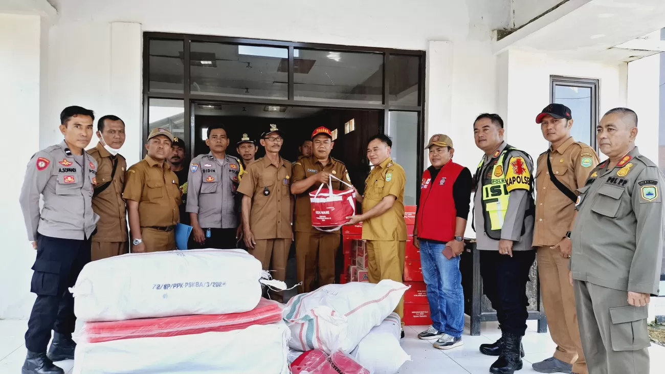 Petugas dari Kemensos dan Dinas Sosial Subang menyalurkan bantuan logistik kepada warga terdampak puting beliung di Kabupaten Subang. (Foto: dok. Kemensos)