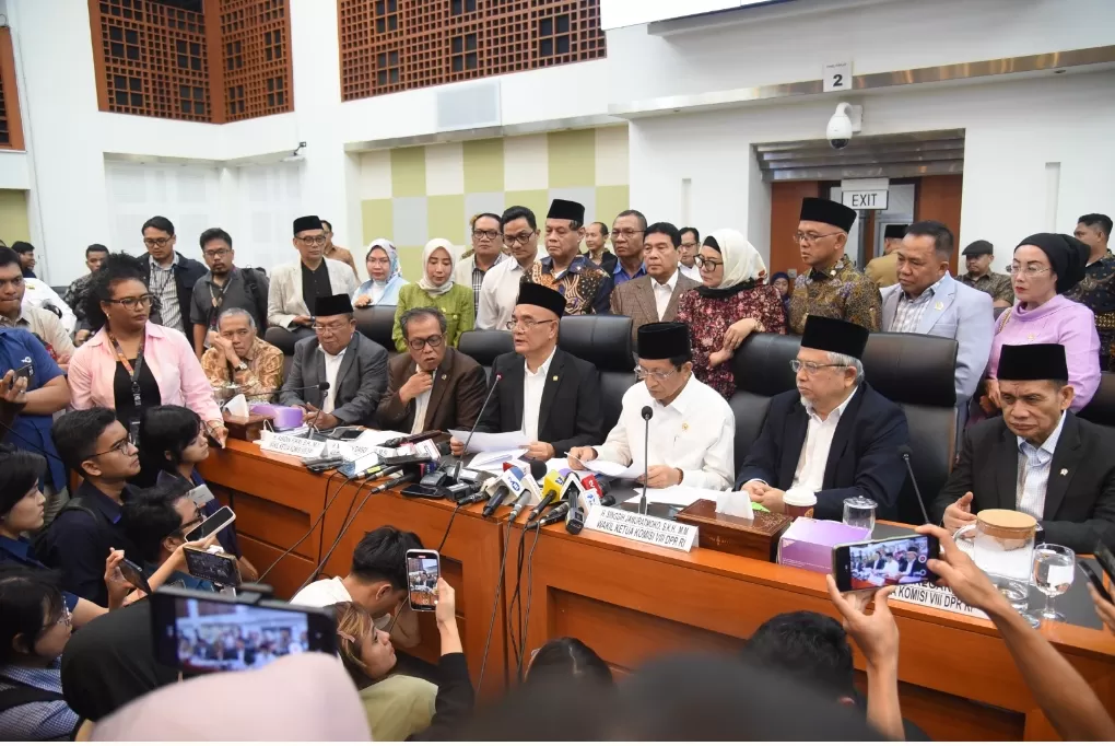 Komisi VIII DPR RI saat menggelar konferensi pers penetapan Biaya Penyelenggaraan Ibadah Haji 1446 H/2025 M di di Gedung Nusantara II, Kompleks Parlemen, Senayan, Jakarta.Foto: Arief/vel