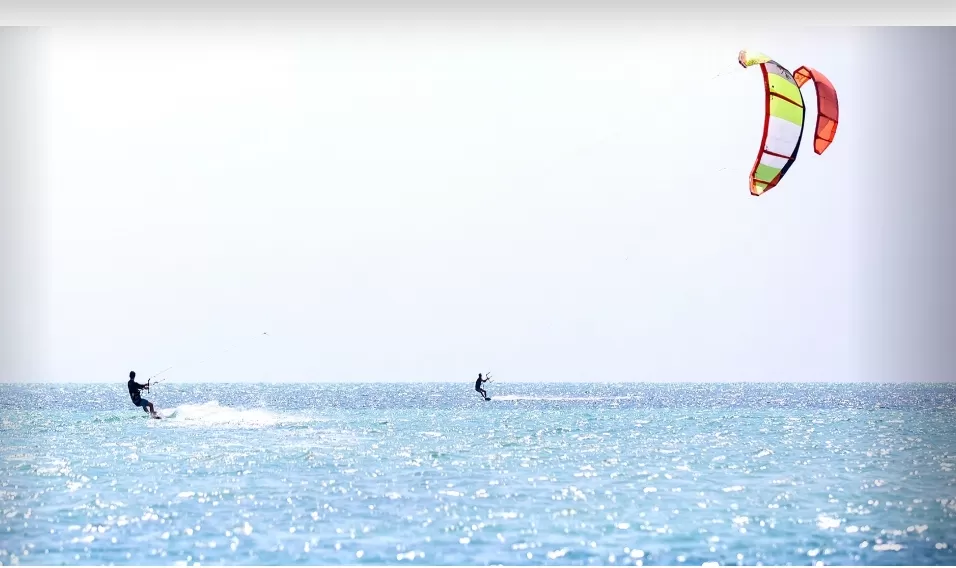 Pemandangan Pulau Tabuhan dengan pantai berpasir putih, air laut jernih, dan angin yang cocok untuk kiteboarding. (Foto: indonesia.travel)