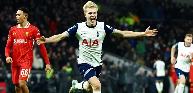 Lucas Bergvall rayakan gol kemenangan Tottenham melawan Liverpool di leg pertama semifinal Piala Carabao. (Foto: premierleague.com)