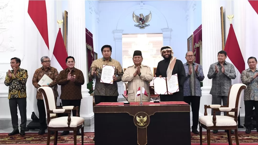 Presiden Prabowo menyaksikan penandatanganan MoU Proyek Hunian 1 Juta Unit antara Menteri PKP dengan Investor Kerajaan Qatar, Sheikh Abdulaziz di Istana Merdeka. Foto: BPMI Setpres/Cahya 