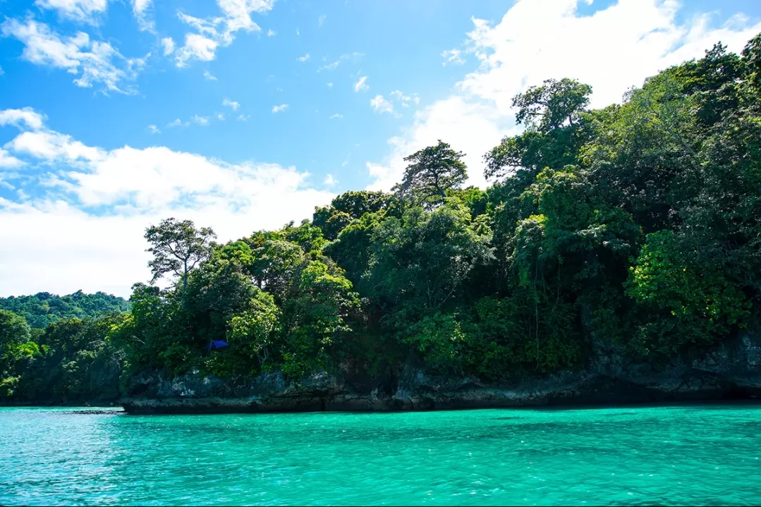 Keindahan Teluk Banyu Biru dengan air jernih dan terumbu karang, surga tersembunyi di Banyuwangi untuk pecinta snorkeling. (Foto: indonesia.travel)