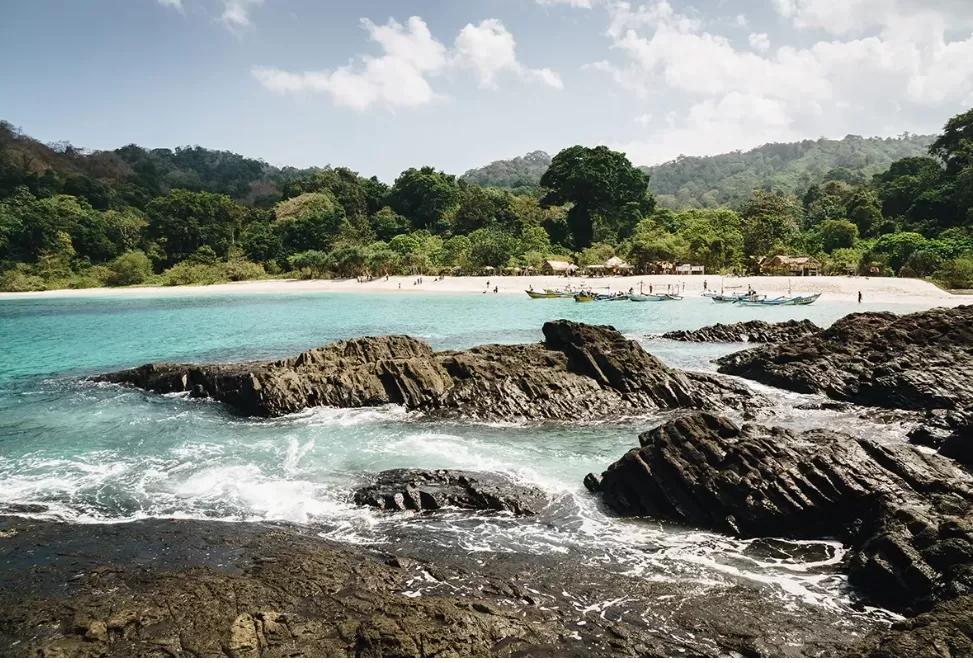 Pantai Wedi Ireng di Banyuwangi dengan pasir hitam vulkanik dan putih, tempat ideal untuk menikmati keindahan alam. (Foto: indonesia.travel)