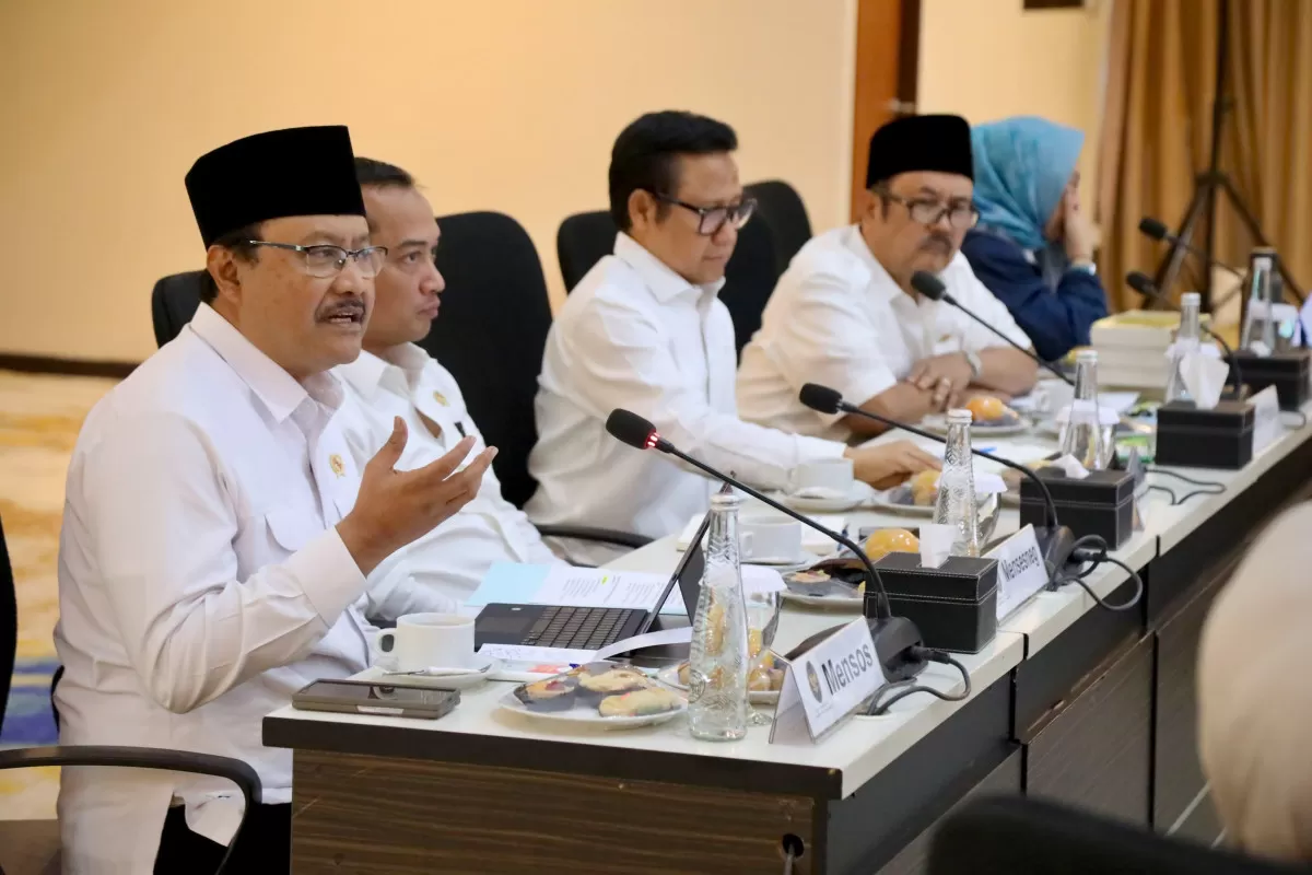 Menteri Sosial Gus Ipul memaparkan strategi baru penyaluran bansos dalam rapat koordinasi lintas kementerian di Jakarta.&nbsp;(Foto: kemensos.go.id)