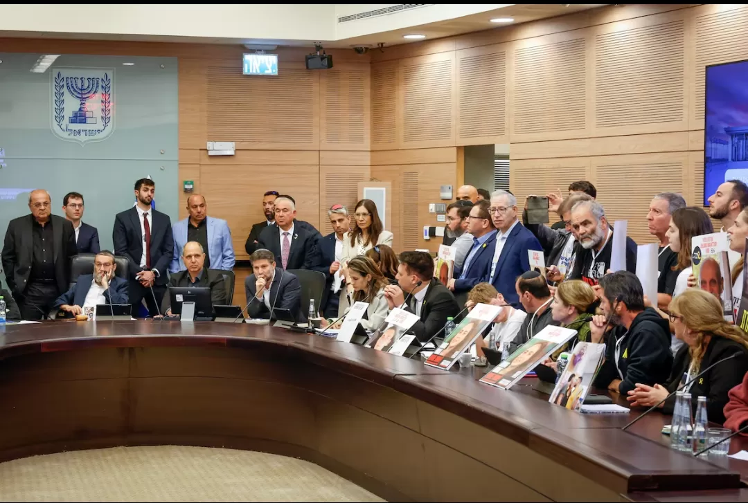 Anggota keluarga sandera yang diculik selama serangan mematikan pada 7 Oktober 2023 oleh Hamas memprotes Komite Keuangan yang dihadiri oleh Menteri Keuangan Israel. (Foto:reuters.com)