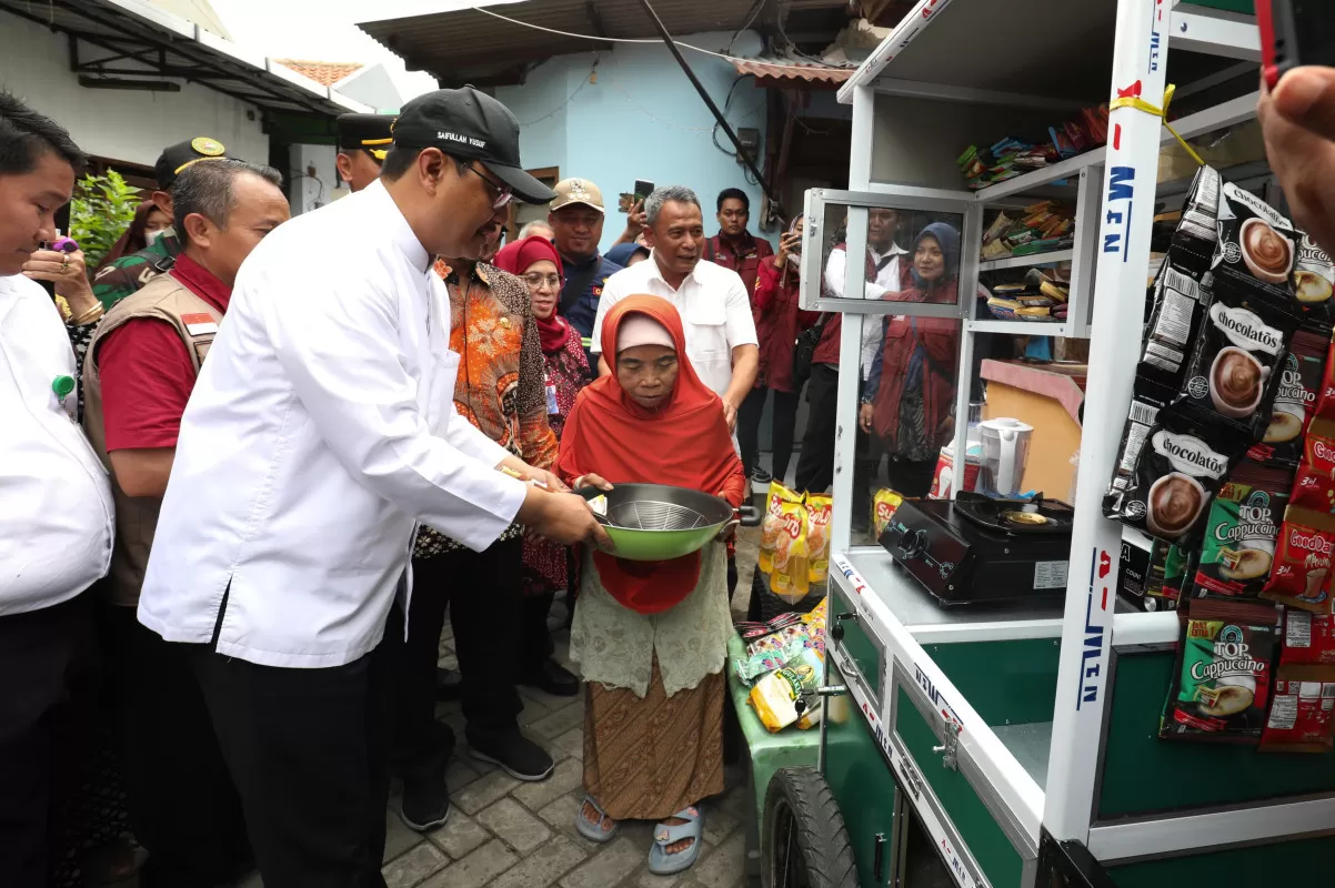 Menteri Sosial Gus Ipul menyerahkan bantuan kepada lansia produktif di Sidoarjo sebagai bagian dari pemadanan data penerima PKH. (Foto: dok. Kemensos)