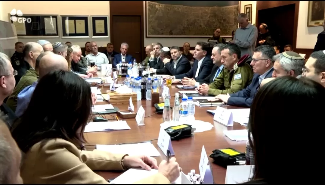 Jajaran kabinet Israel saat rapat keputusan gencatan senjata dengan Hamas. (Foto: reuters.com)