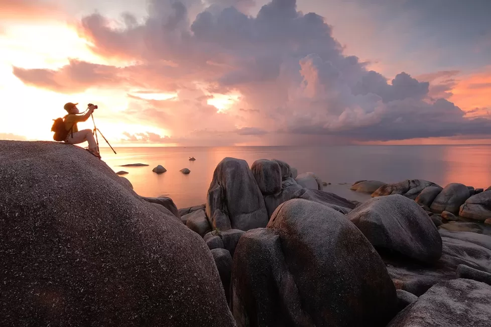 Keindahan batu granit besar saat matahari terbenam yang menghiasi Pantai Tanjung Tinggi. (Foto: indonesia.travel)