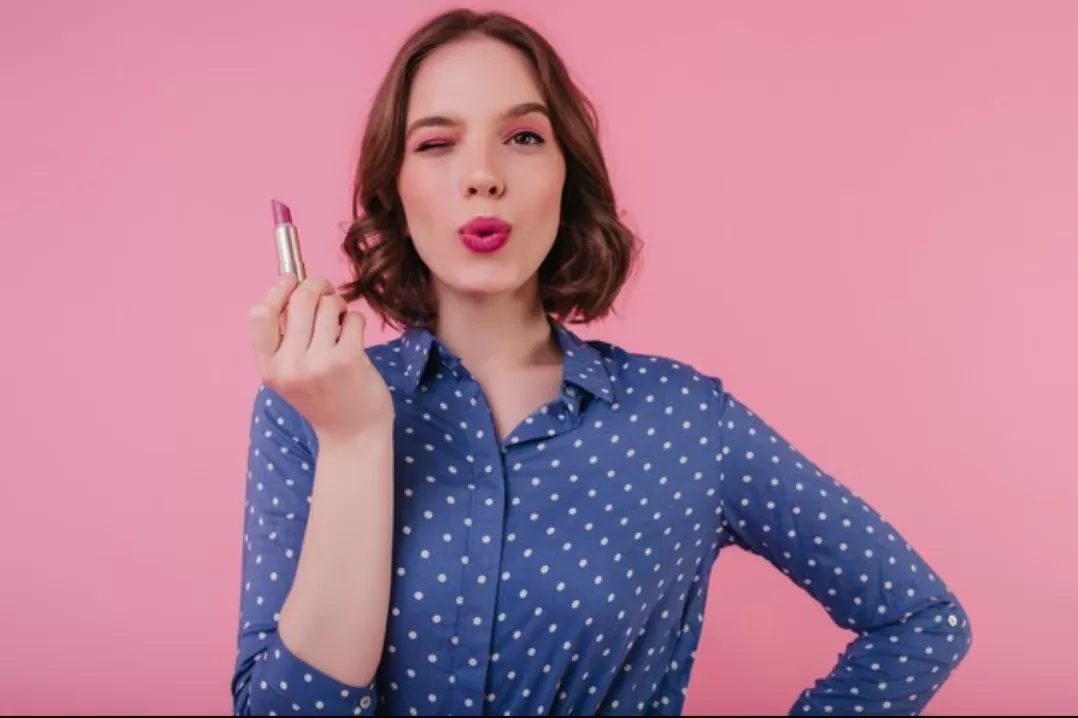 Ilustrasi. Gen Z bisa tampil maksimal dengan lipstik yang cocok dengan warna kulit, undertone, dan hasil akhir pilihan. (Foto: Freepik)