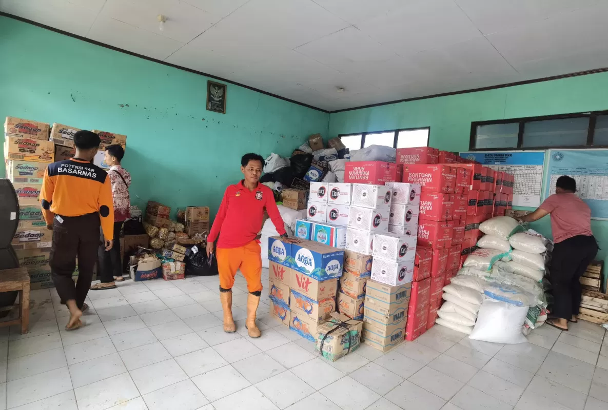 Petugas Kemensos sedang menyiapkan bantuan logistik dan santunan kepada keluarga korban longsor di Kabupaten Pekalongan, Jawa Tengah. (Foto: dok. Kemensos)