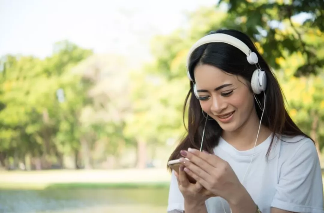 Ilustrasi. Gen Z mendengarkan musik sambil belajar untuk meningkatkan fokus dan semangatnya. (Foto: freepik)