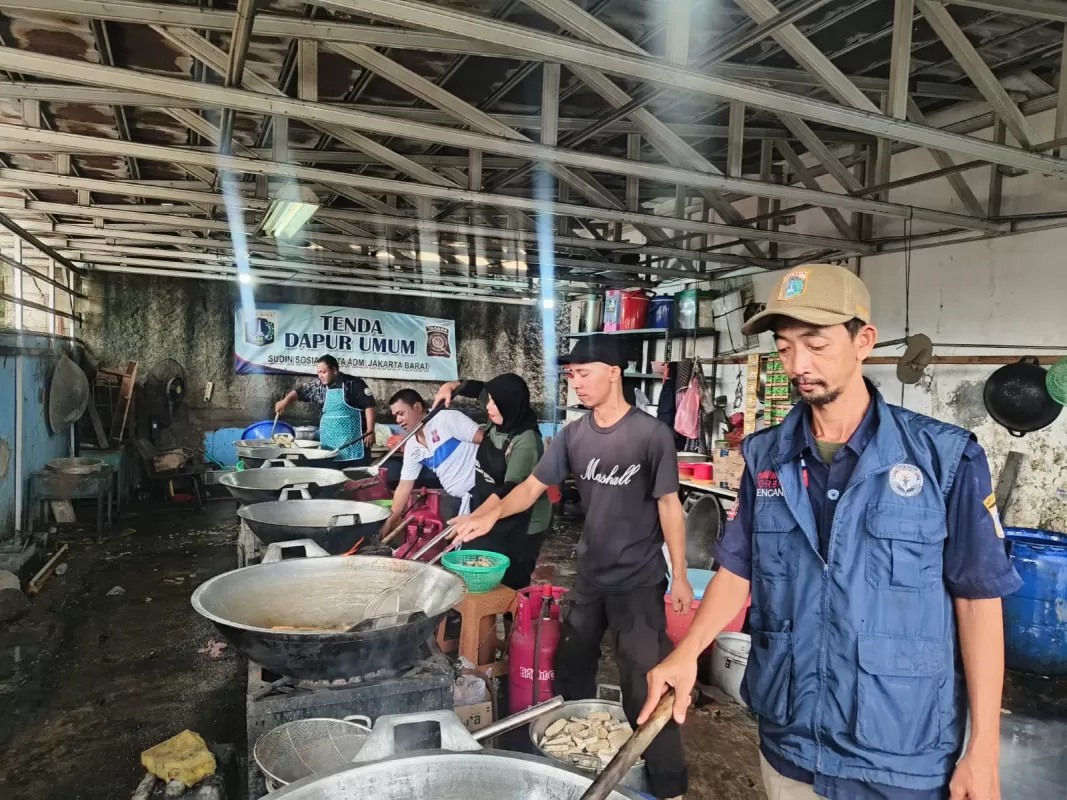 Suasana Dapur umum Kemensos yang menyediakan makanan untuk pengungsi banjir Jakarta. (Foto: dok. Kemensos)