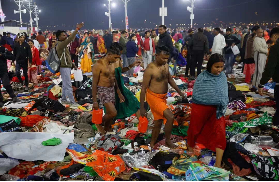 Umat Hindu berjalan saat meninggalkan kuil setelah berdesakan sebelum Shahi Snan (pemandian kerajaan) kedua pada festival Maha Kumbh Mela di India Utara. (Foto: reuters.com)