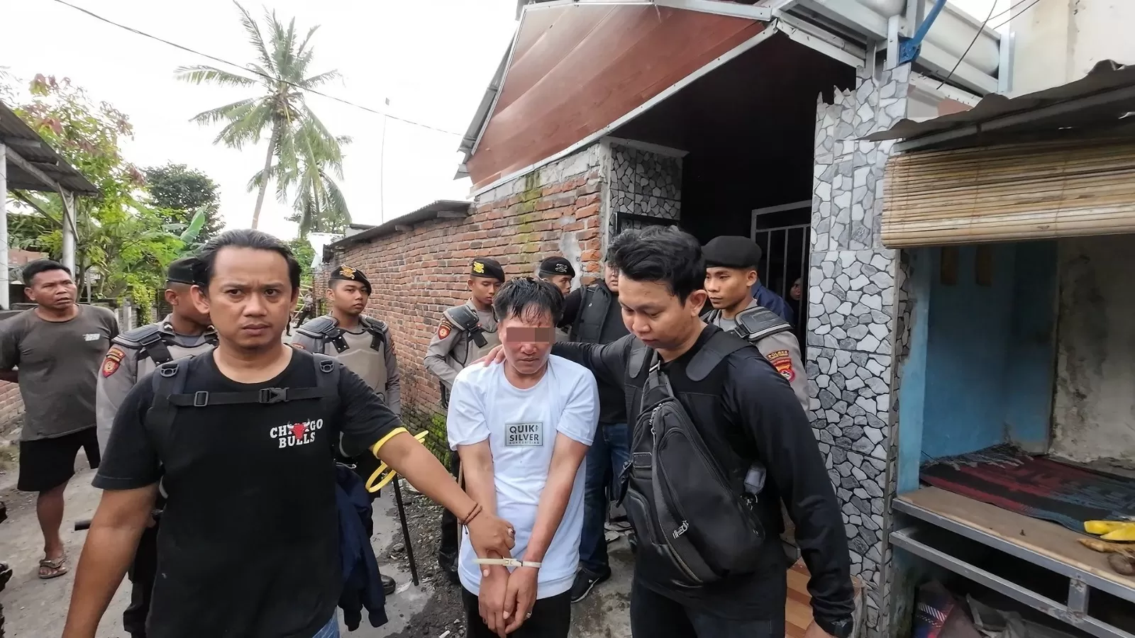 Petugas kepolisian saat mengamankan pelaku. (Foto: dok. TBNews)  