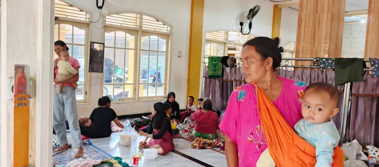 Kondisi salah satu tempat pengungsian korban banjir Bekasi. (Foto: Dok. Kemensos)