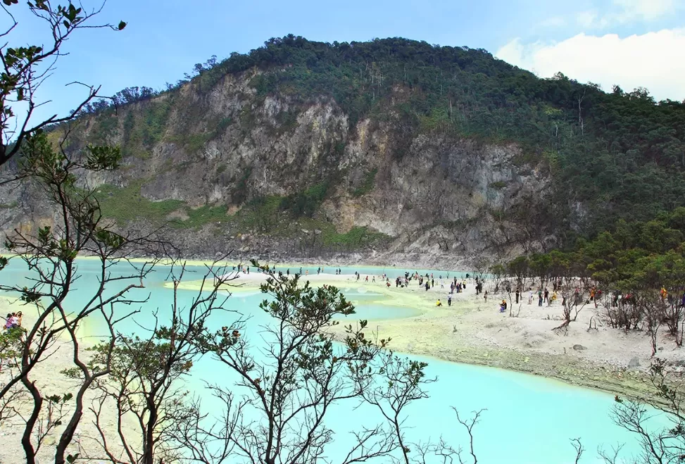 Keindahan Danau Kawah Putih dengan air kehijauan dikelilingi kabut mistis. (Foto: indonesia.travel)
