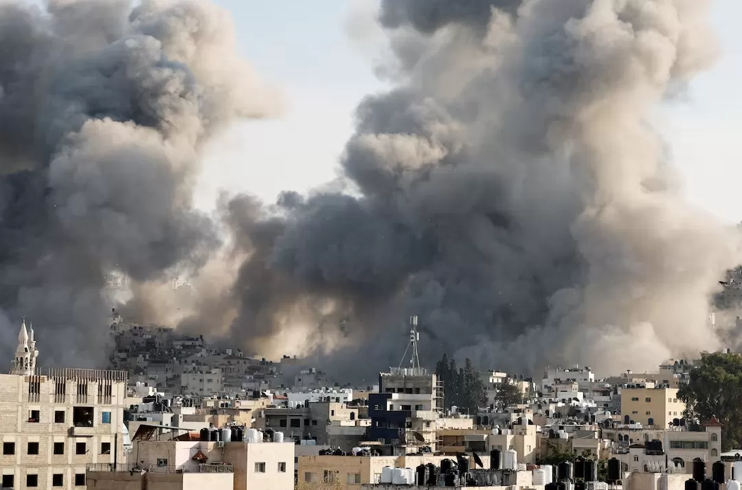 Asap mengepul selama operasi militer Israel di Jenin, di Tepi Barat Gaza yang diduduki Israel. (Foto: reuterse.com)