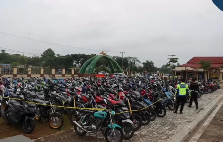 Polisi mengamankan ratusan motor hasil razia balap liar di Pringsewu. Foto (Instagram: @polrespringsewuofficial)