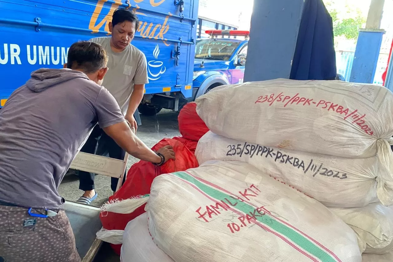Bantuan logistik Kemensos untuk korban banjir dan longsor di Kabupaten Bima, NTB. (Foto: Dok. Kemensos)  
