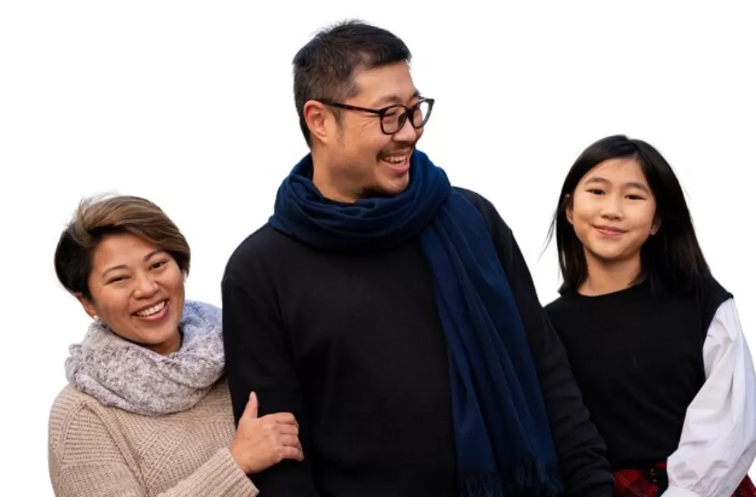 Ilustrasi. Orang tua dan anak Gan Z berbincang santai, membangun komunikasi terbuka untuk hubungan yang lebih harmonis. (Foto: Freepik)