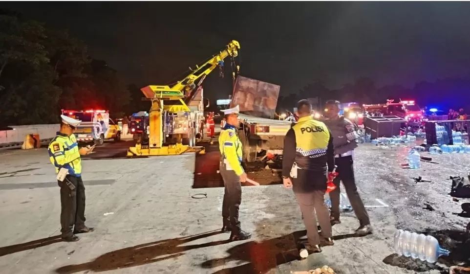 Petugas mengevakuasi kendaraan yang terlibat kecelakaan maut di GT Ciawi, Tol Jagorawi. (Foto: dok. TBNews)