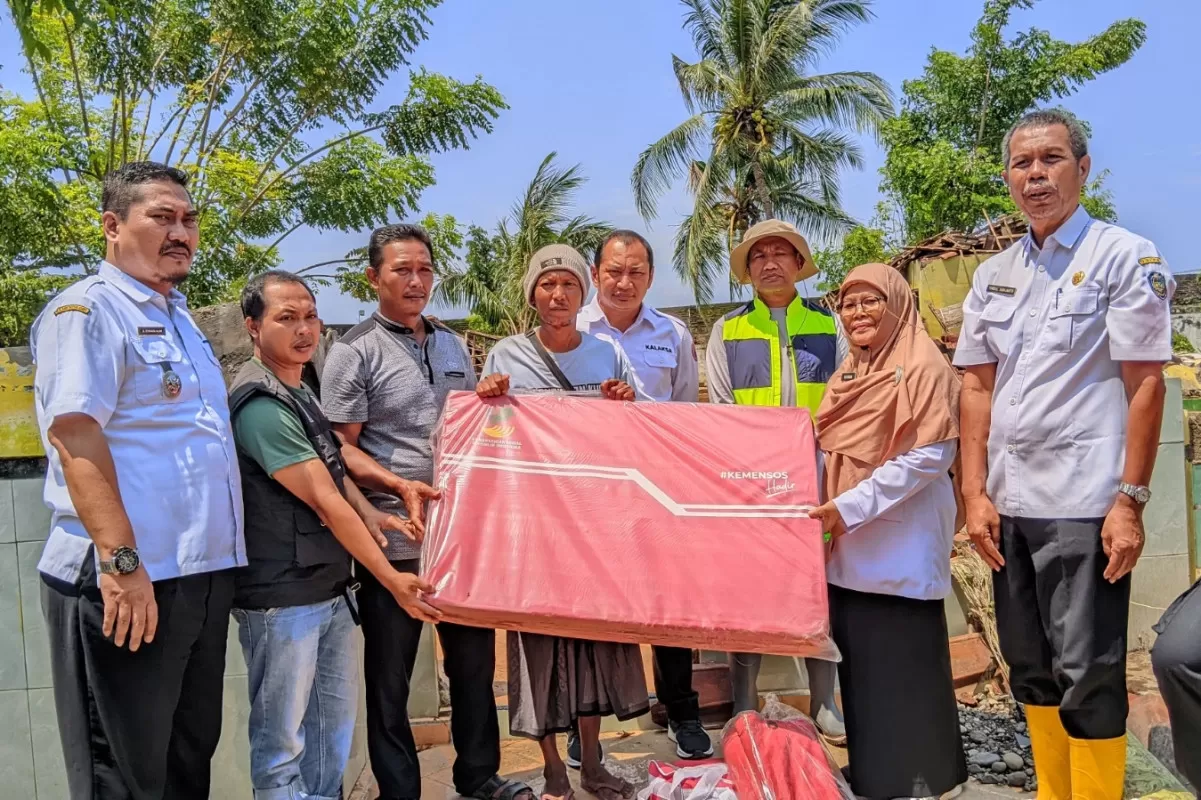 Petugas dan relawan menyalurkan bantuan logistik kepada warga terdampak banjir dan longsor di Bondowoso.(Foto: dok. Kemensos)
